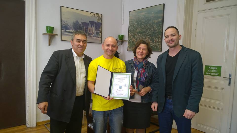 Törökbálint polgármestere úszóbérletet ajándékozott Borbély Györgynek.