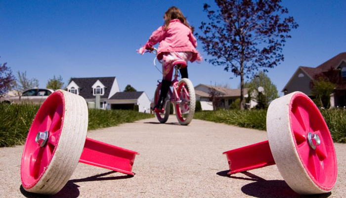 A kerékpárhoz szoktatást gyakorlatilag már csecsemő korban, ahogy elkezd járni a pici el tudjuk kezdeni.
